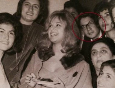 Ποιος είναι ο νεαρός πίσω από τη Βουγιουκλάκη;- Σήμερα είναι πασίγνωστος πολιτικός (φωτό)